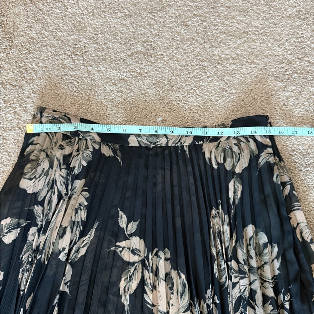 Christy Lynn Gwen Skirt Black Rose Floral Pleated Midi Asymmetric Size 10 NWT - Picture 5 of 9